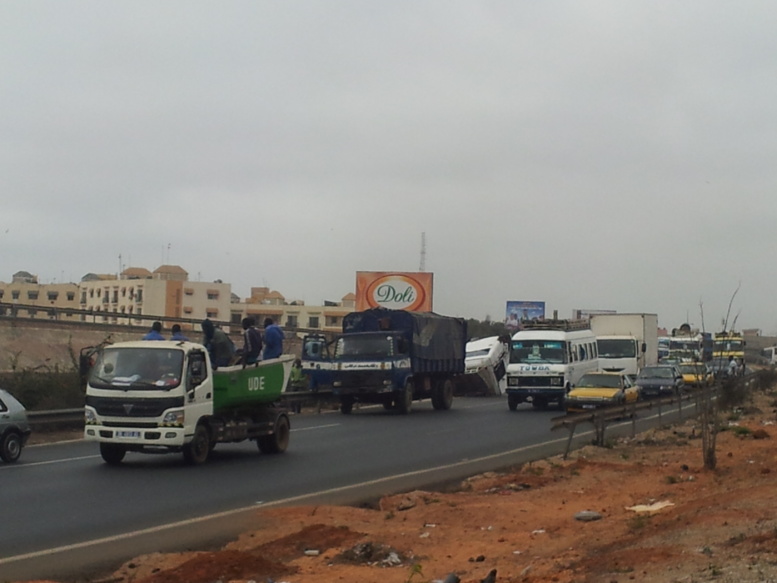 Accident spectaculaire sur l'autoroute: Un car Ndiaga Ndiaye et un camion se cognent et se renversent (Photos)