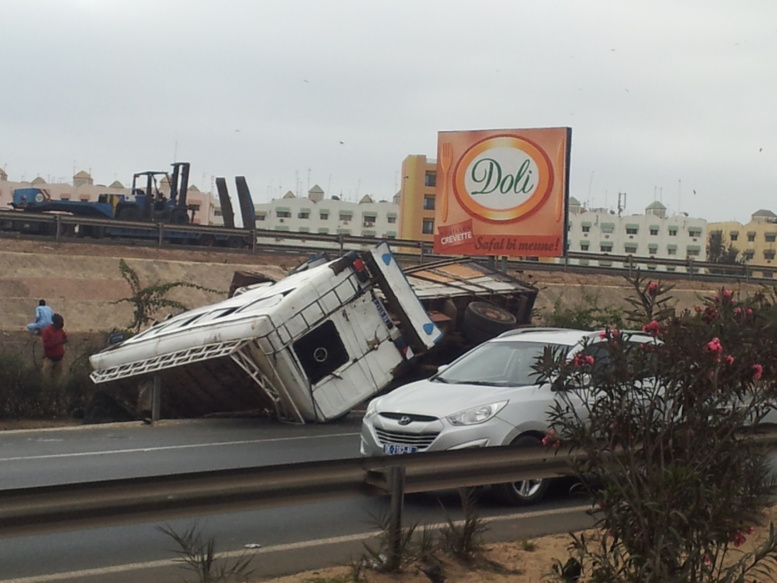 Accident spectaculaire sur l'autoroute: Un car Ndiaga Ndiaye et un camion se cognent et se renversent (Photos) Accident spectaculaire sur l'autoroute: Un car Ndiaga Ndiaye et un camion se cognent et se renversent (Photos)
