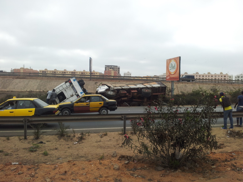 Accident spectaculaire sur l'autoroute: Un car Ndiaga Ndiaye et un camion se cognent et se renversent (Photos) Accident spectaculaire sur l'autoroute: Un car Ndiaga Ndiaye et un camion se cognent et se renversent (Photos)