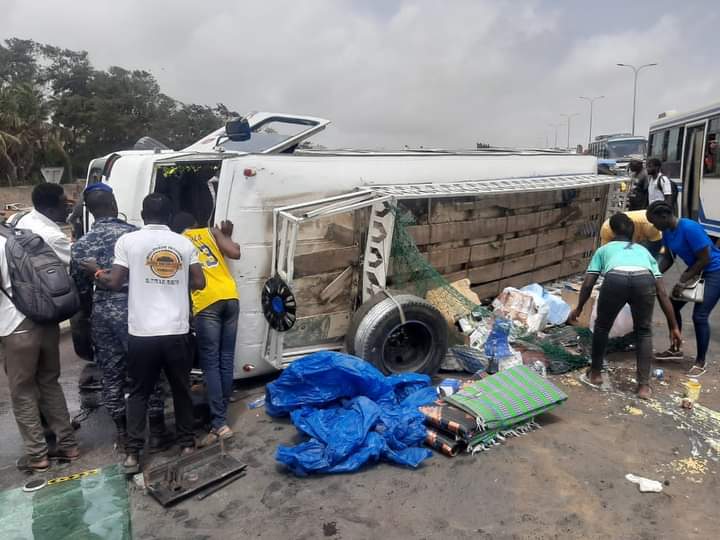 Autoroute à péage: un car "Ndiaga Ndiaye" se renverse et fait 27 blessés dont 2 dans un état grave 
