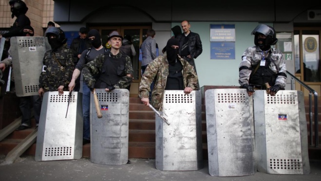 Des militants pro-russes, à Donetsk, le 4 mai. Les sépératistes continuent de mobiliser et affirment que des renforts leurs arrivent de toute l'Ukraine.