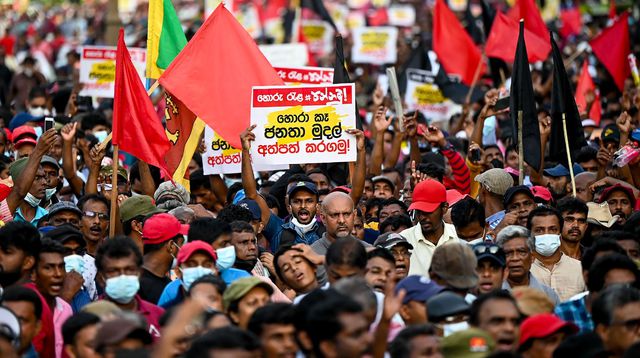 Sri Lanka: la police tire des gaz lacrymogènes sur les manifestants devant les bureaux du Premier ministre