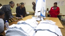 Dépouillement des bulletins de vote dans un bureau de Embo, à l'ouest de Durban, le 7 mai 2014. REUTERS/Rogan Ward