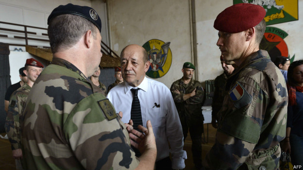 Jean-Yves Le Drian, ministre de la Défense de la République française en visite au Sénégal