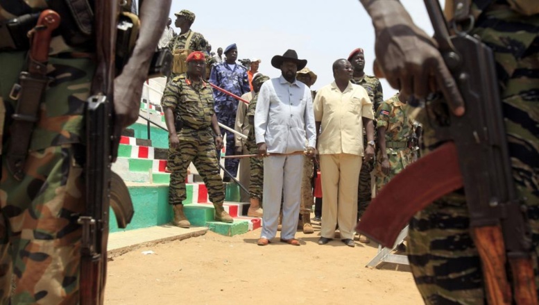 Salva Kiir (g.), le président du Soudan du Sud, aux côtés de Riek Machar (d.), ancien vice-président désormais dissident, en avril 2010 à Bentiu.REUTERS/Goran Tomasevic/Files