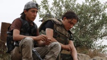 Des jeunes combattants syriens à Maraat al-Nouman, dans la province d'Idlieb, le 5 mai 2014.REUTERS/Rasem Ghareeb