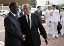 Le président ivoirien Alassane Ouattara (à g.) et le ministre français de la Défense, Jean-Yves Le Drian, le 9 mai à Abidjan. AFP PHOTO/ SIA KAMBOU