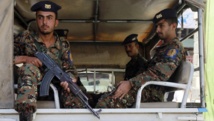 Des soldats yéménites patrouillent à bord d'un véhicule dans les rues de Sanaa, le 11 mai 2014. Des soldats yéménites patrouillent à bord d'un véhicule dans les rues de Sanaa, le 11 mai 2014.