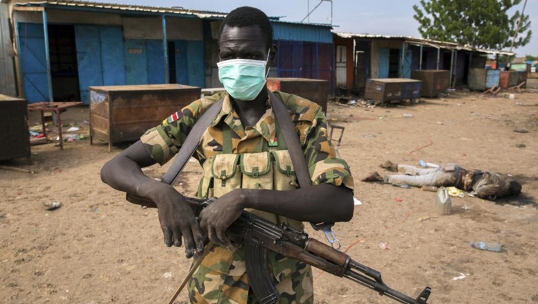 Un soldat des troupes de Riek Machar, le 20 avril dernier à proximité de la mosquée de Bentiu, où des centaines de civils ont été massacrés sur des bases ethniques.