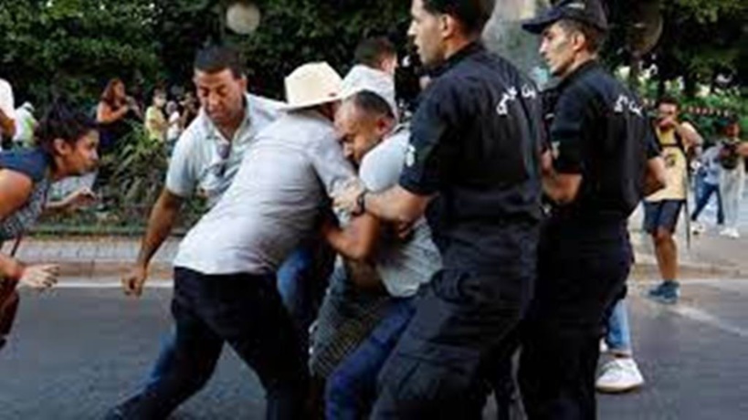 Tunisie: une manifestation contre le référendum sur une nouvelle Constitution réprimée Tunisie: une manifestation contre le référendum sur une nouvelle Constitution réprimée