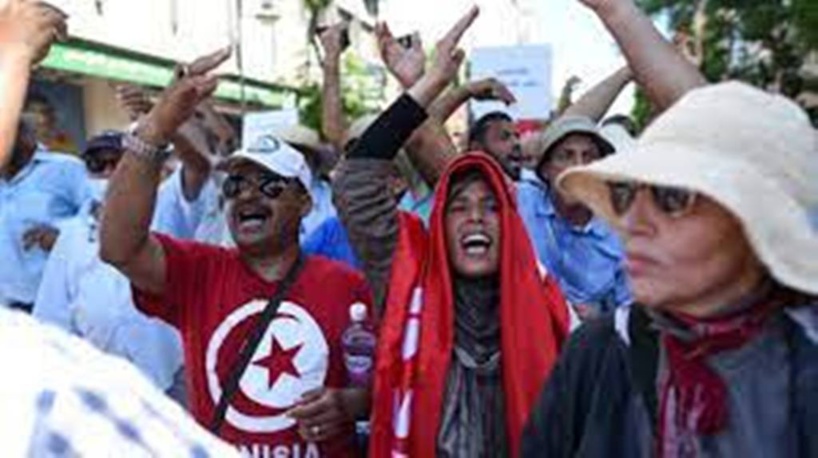 Référendum en Tunisie : "On refuse de voter pour une Constitution écrite par un seul homme" Référendum en Tunisie : "On refuse de voter pour une Constitution écrite par un seul homme"