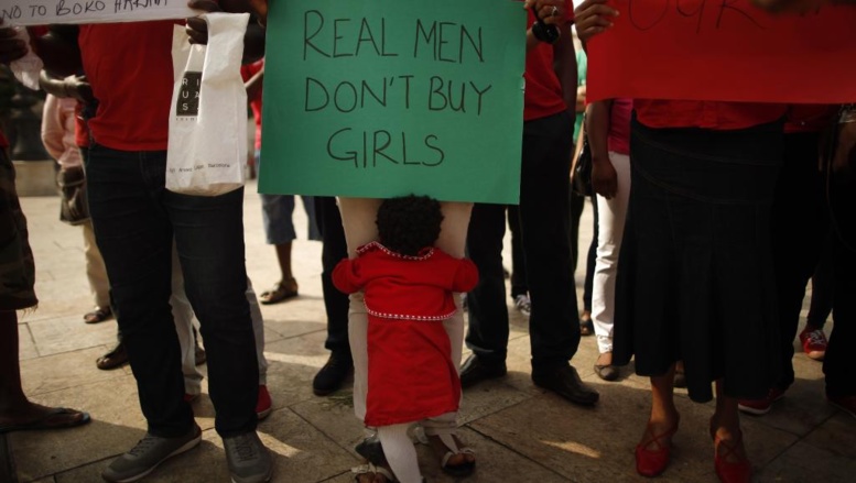 Des Nigérians manifestent leur soutien aux jeunes filles enlevées par Boko Haram, lors d'un rassemblement organisé par une association nigériane à Malaga, en Espagne, ce mardi 13 mai. REUTERS/Jon Nazca