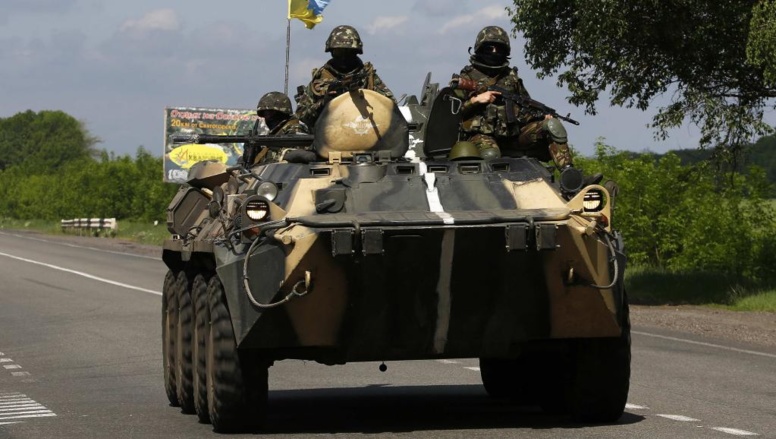Un véhicule de l'armée ukrainienne patrouille près de Sloviansk, le 13 mai 2014. REUTERS/Yannis Behrakis