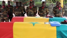 Des soldats sénégalais rendent hommage, à Dakar, à deux de leurs compatriotes, tués dans un attentat à Kidal le 14 décembre dernier. «Mortalla», arrêté par les militaire français, est soupçonné d'être impliqué dans cet attentat.