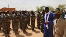 Le Premier ministre Moussa Mara passe en revue les troupes de l'armée malienne à Kidal, le 17 mai 2014. AFP PHOTO / FABIEN OFFNER