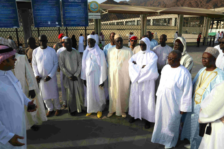 Macky Sall sur les monts sacrés d'Uhut et Quba, en compagnie de dignitaires religieux Macky Sall sur les monts sacrés d'Uhut et Quba, en compagnie de dignitaires religieux