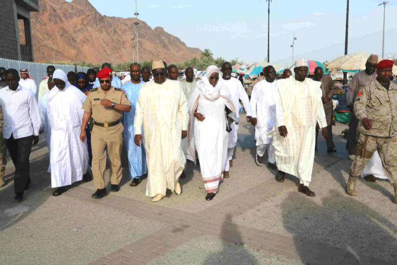 Macky Sall sur les monts sacrés d'Uhut et Quba, en compagnie de dignitaires religieux Macky Sall sur les monts sacrés d'Uhut et Quba, en compagnie de dignitaires religieux