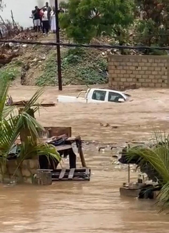 Inondations :Dakar et sa banlieue est encore sous les eaux (Images) Inondations :Dakar et sa banlieue est encore sous les eaux (Images)