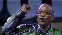 Le président Jacob Zuma célèbre sa victoire aux côtés de ses partisans le 10 mai 2014 à Johannesburg. REUTERS/Mike Hutchings