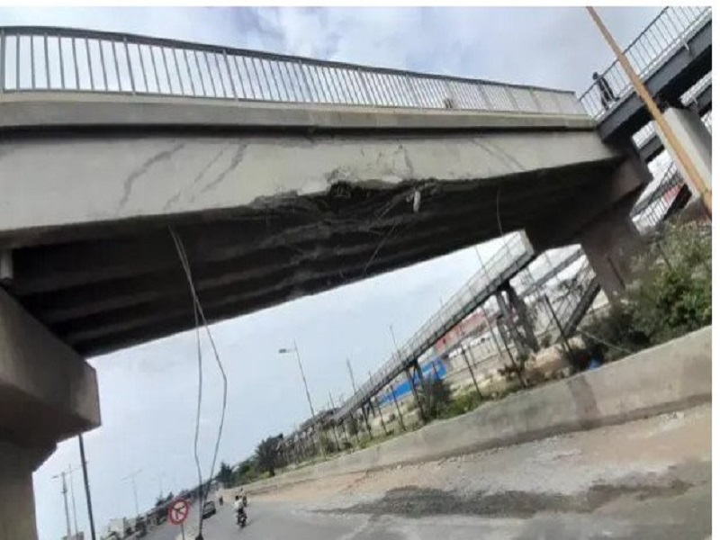 Accès au Ter : la passerelle de Colobane surplombant l'autoroute fermée aux voyageurs 