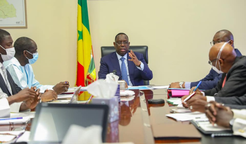 Le Président Macky Sall et les services du ministère de la Santé le 19 avril 2022, lors de la réunion de présentation du projet de reconstruction de l'hôpital Le Dantec