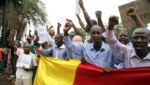 Des manifestants dénoncent l'occupation de Kidal par le MNLA, devant l'ambassade de France à Bamako, le 19 mai 2014. AFP PHOTO / HABIBOU KOUYATE