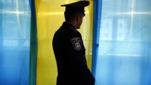 Un policier dans un bureau de vote de Kosmach, dans l'ouest de l'Ukraine, ce dimanche 25 mai avant l'ouverture des bureaux.