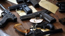 Trafic d’armes au cœur de la cité religieuse : 12 personnes et 25 pistolets automatiques saisis Trafic d’armes au cœur de la cité religieuse : 12 personnes et 25 pistolets automatiques saisis
