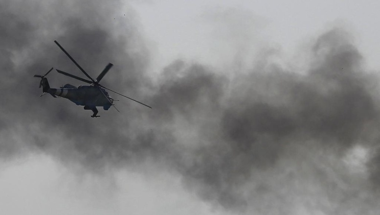 Un hélicoptère de combat ukrainien Mi-24 au-dessus de l'aéroport de Donetsk. REUTERS/Yannis Behrakis