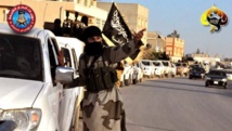 Un blindé frappé de l’insigne de la branche libyenne d’Ansar al Charia sur un checkpoint positionné sur l’une des entrées de Benghazi