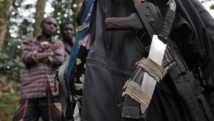 Les armes d'un rebelle hutu rwandais des FDLR dans la forêt autour de Pinga, à 150 km au nord-ouest de Goma, en février 2009. AFP PHOTO/ LIONEL HEALING