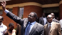 Sur cette photo prise le 14 novembre 2013, Peter Mutharika sort du siège de la Haute Cour à Lilongwe. AFP PHOTO / AMOS GUMULIRA