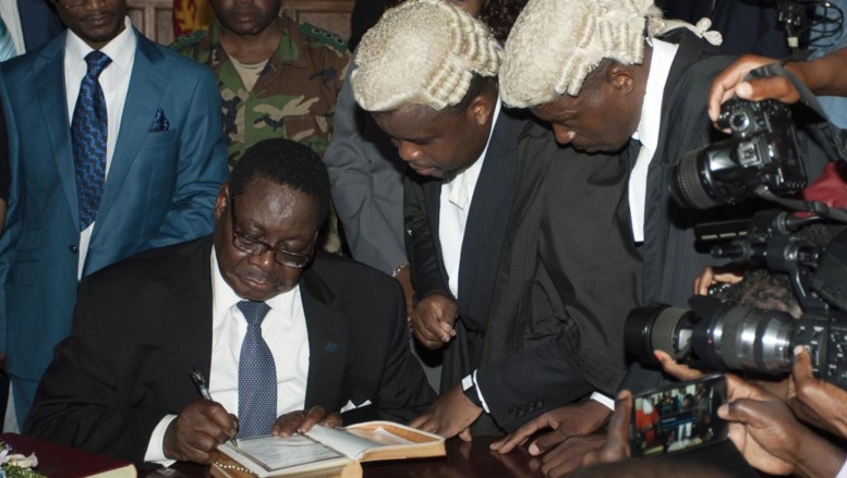 Le nouveau président du Malawi Peter Mutharika signe un document à la Haute Cour lors de la cérémonie d'investiture à Blantyre, le 31 mai 2014.