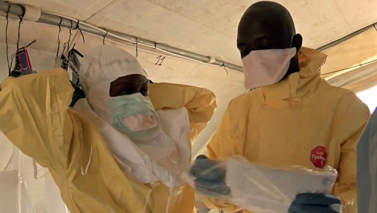 Des infirmiers se préparent à soigner des patients touchés par Ebola, en mars dernier en Guinée. AFP PHOTO / MEDECINS SANS FRONTIERES