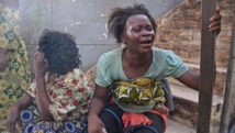 Carine, 24 ans, pleure parce qu'elle n'a pu ramener aucun de ses biens du Congo, faute d'argent. RFI/Habibou Bangré