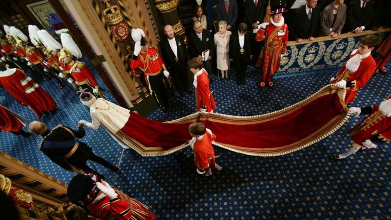 Un petit page s'évanouit en plein milieu du discours d'Elizabeth II Un petit page s'évanouit en plein milieu du discours d'Elizabeth II
