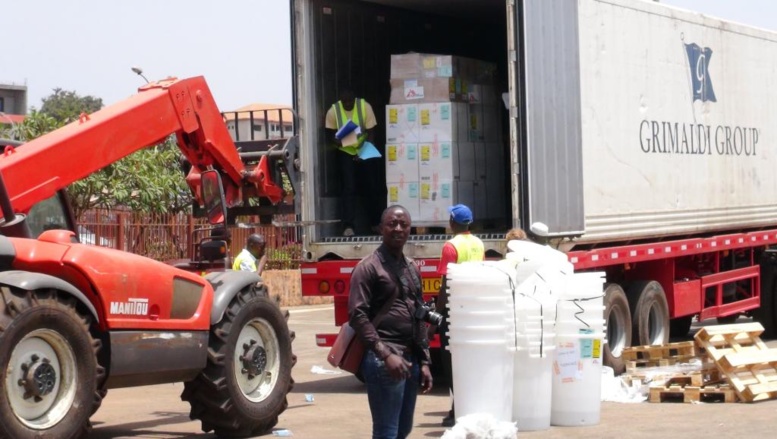 Un camion de l’OMS déchargeant des fournitures médicales d’urgence pour face à l’épidémie de fièvre Ebola, à Conakry, le 23 mars 2014.