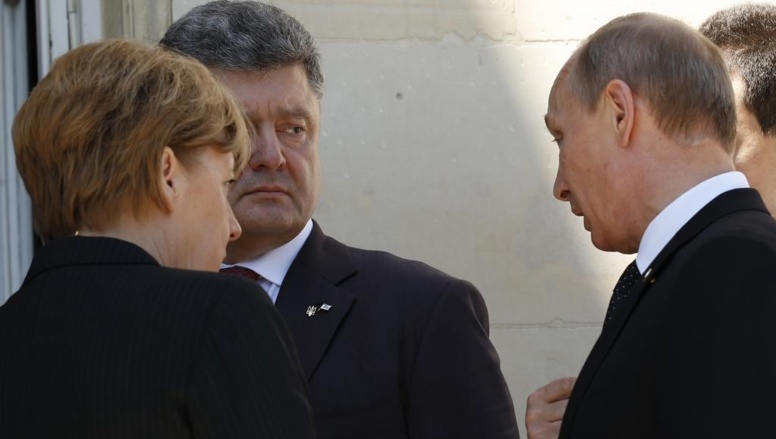 Petro Porochenko, Angela Merkel, et Vladimir Poutine aux commémorations du D-Day en Normandie, vendredi 6 juin 2014