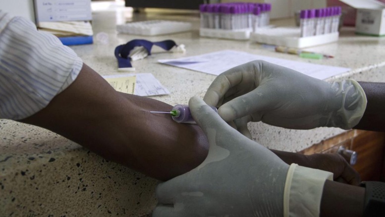 Un prélèvement pour un test de dépistage effectué dans un centre d'information sur le HIV à Kampala , le 20 janvier 2014.