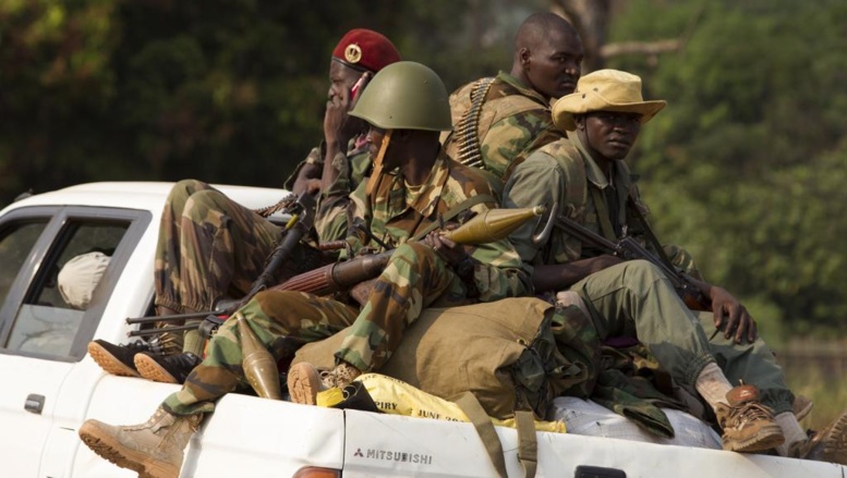 Des soldats de l'ex-Seleka dans un pick-up, au nord de Bangui, le 27 janvier 2014. Human Rights Watch accuse des Tchadiens de la Misca de leur apporter leur soutien. REUTERS/Siegfried Modola