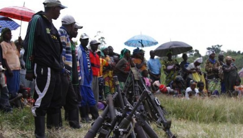 Armement des rebelles FDLR qui se sont rendus à Kateku, dans l’Est de la RDC, le 30 mai 2014. REUTERS/Kenny Katombe