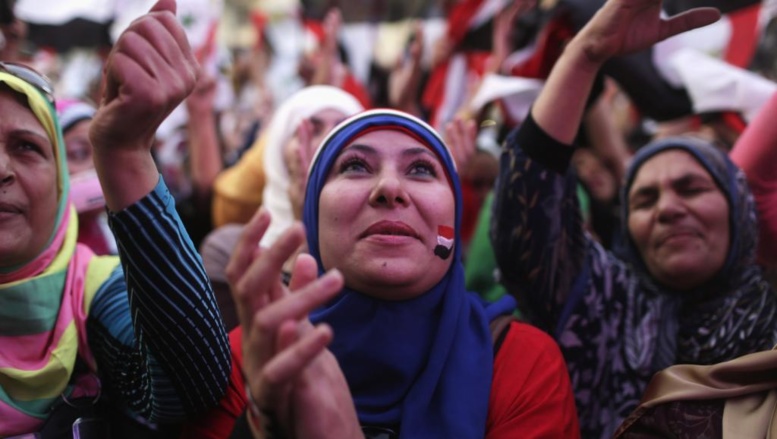 Les jeunes filles ont été agressées sexuellement par un groupe d'hommes lors des célébrations pour l'investiture du président Abdel Fattah al-Sissi, place Tahrir, dimanche 8 juin au Caire. REUTERS/Asmaa Waguih