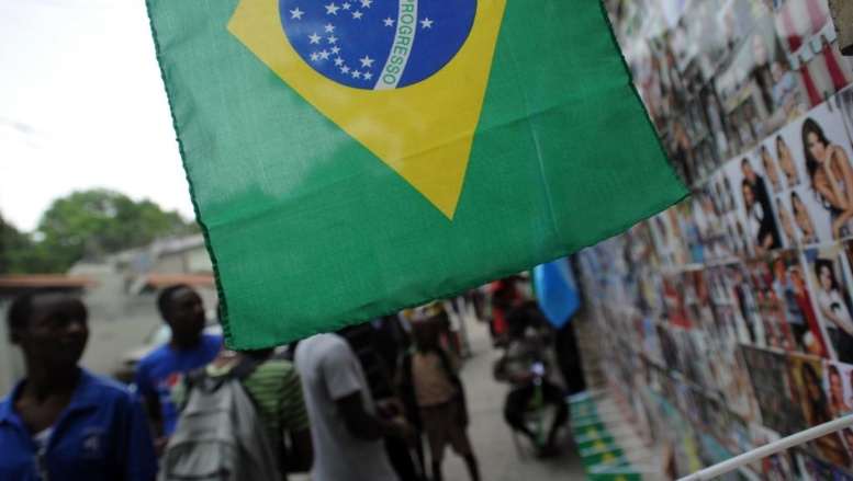 Haïti à l'heure de la Coupe du monde de football, drapeaux brésiliens au vent. AFP/Hector Retamal Haïti à l'heure de la Coupe du monde de football, drapeaux brésiliens au vent. AFP/Hector Retamal