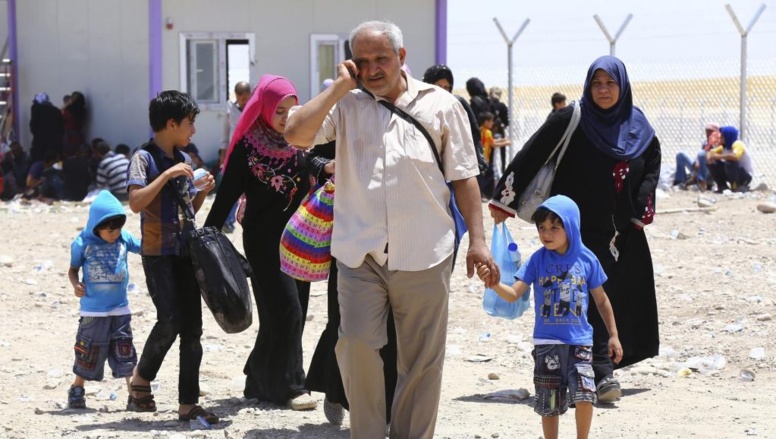 Une famille irakienne de Mossoul arrive à Erbil, la capitale de la région irakienne du Kurdistan, le 10 juin 2014. REUTERS/Stringer