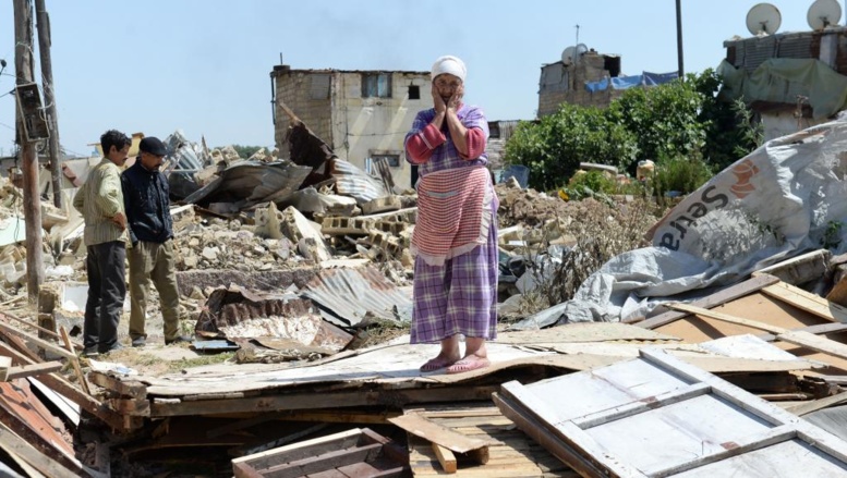 Une femme au milieu des ruines de sa maison après la destruction du plus vieux bidonville de Casablanca, le 4 juin 2014.