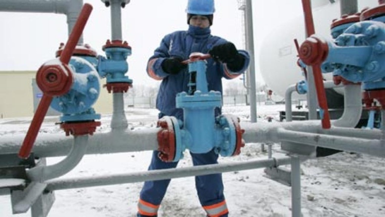 Un employé sur le site gazier de Lyvenske au travail, à 400km de Kiev en Ukraine. (Photo : Reuters) Un employé sur le site gazier de Lyvenske au travail, à 400km de Kiev en Ukraine. (Photo : Reuters)