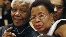 Zelda la Grange fait le récit du traitement mesquin de Graça Machel (d) de la part de membres la famille de Nelson Mandela.