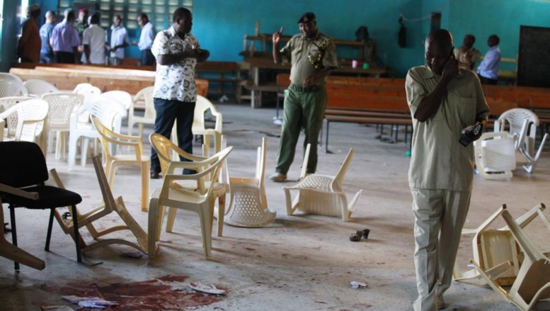 Des soldats kenyans sur les lieux d'un attentat à Monbasa. les villes côtiètres du Kenya sont régulièrement la cible d'attaques de la part des shebabs. Reuters/Joseph Okanga