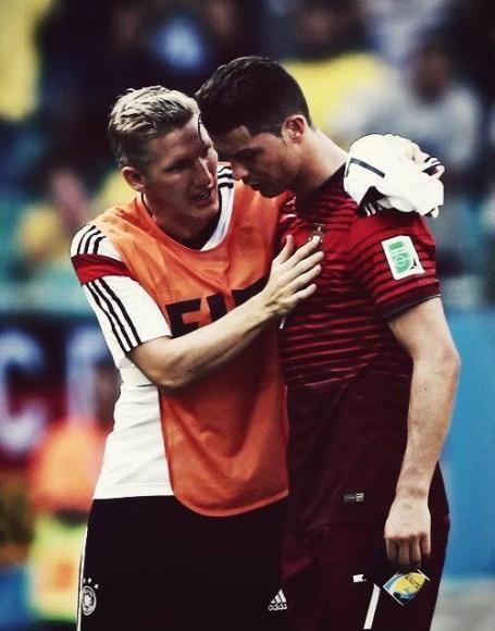 CDM 2014: Bastian Schweinsteiger console Cristiano Ronaldo après Allemagne-Portugal