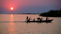 Des pêcheurs sur leur barque sur le lac Tanganyika. wikipedia Des pêcheurs sur leur barque sur le lac Tanganyika. wikipedia